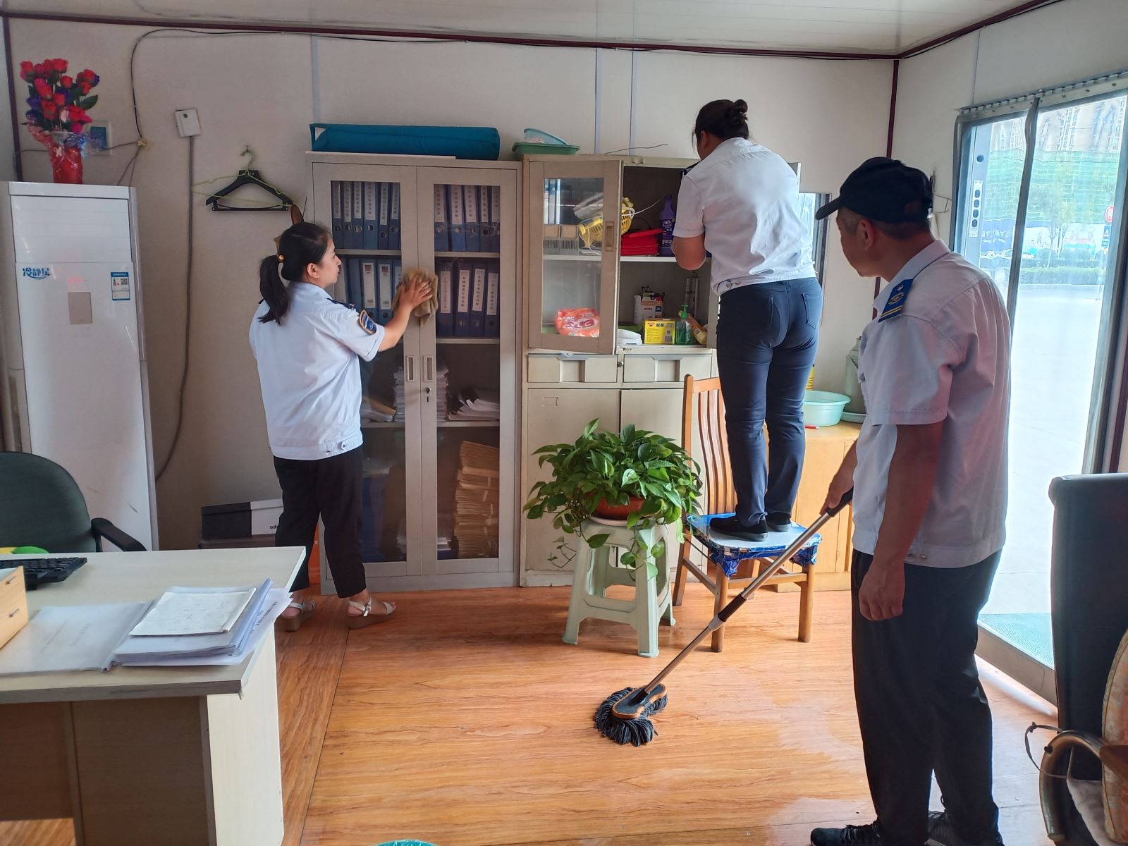 公交集團公交事業一部強化衛生管理打造優美辦公環境